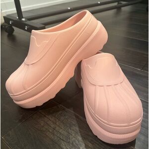 NWOT Sorel Caribou Clog Mule